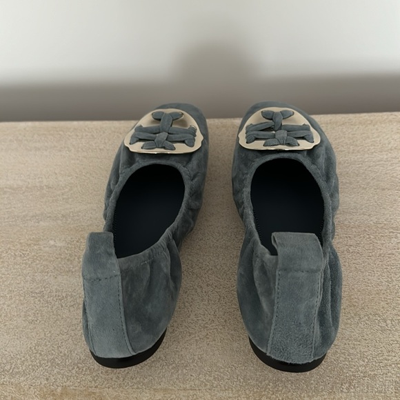 TORY BURCH Woven Double T Suede Ballet Shoes Flats Color: Rainwater Size: 9 - Picture 3 of 5